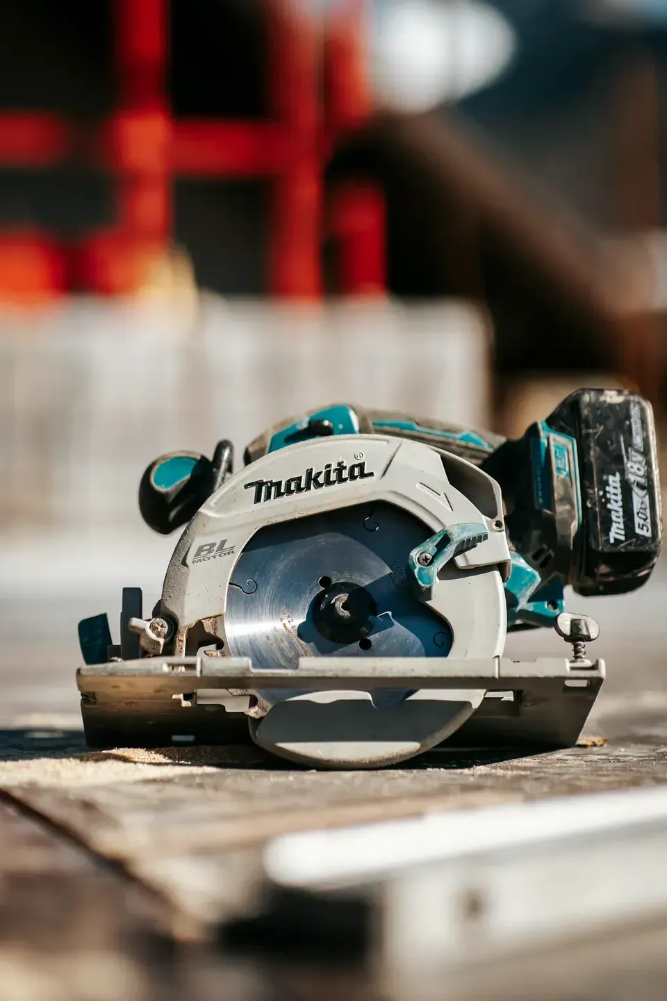 Scie circulaire posée sur un plan de travail de chantier