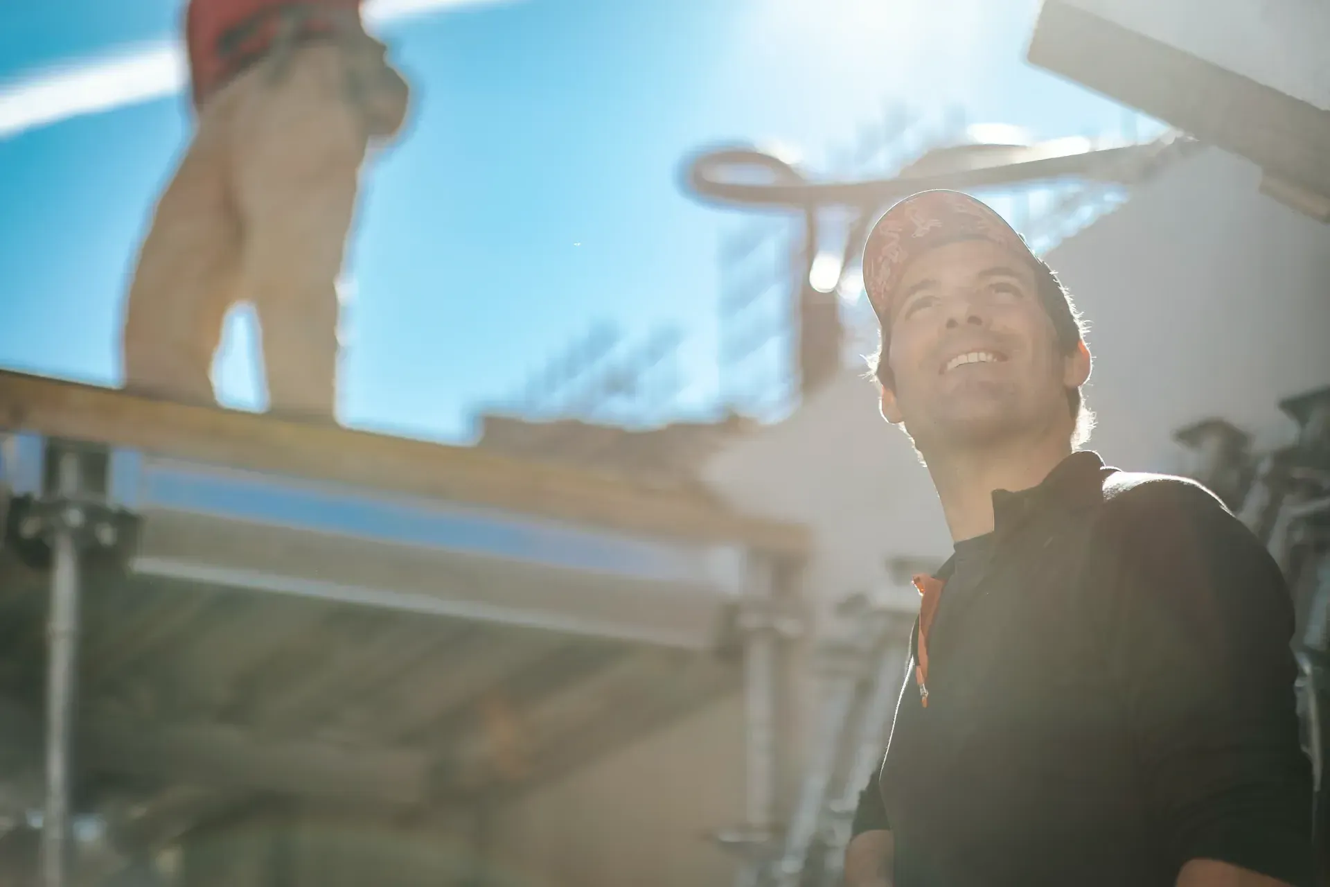 Maçon de l'équipe souriant sur un chantier des Gets