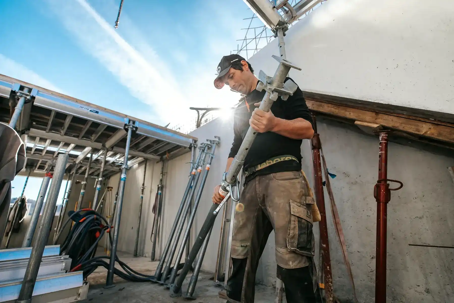 Maçon de l'équipe Grange Gaël réglant un étai sur un chantier professionnel