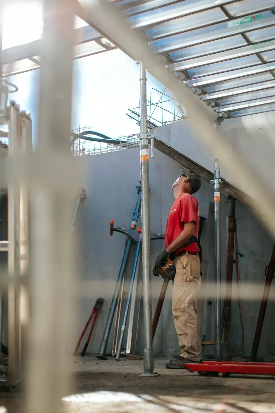 Pose d'étais sous un plancher béton en intérieur