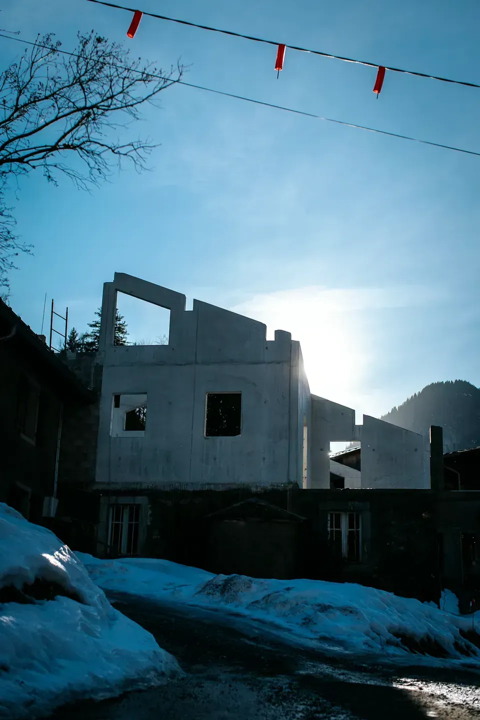 Bâtiment en gros œuvre photographié à contre-jour