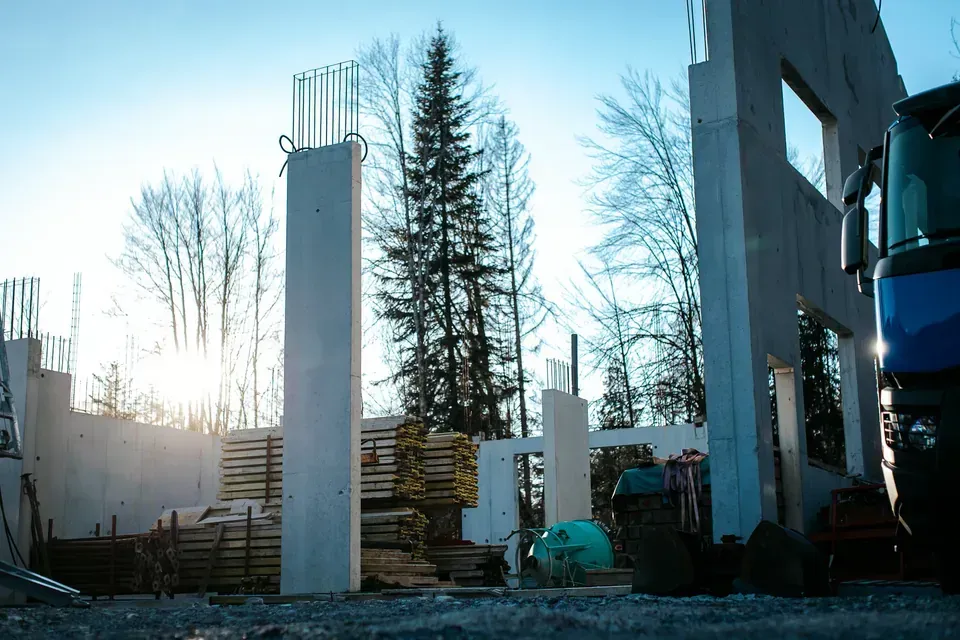 Poteaux béton préfabriqués installés sur un chantier professionnel