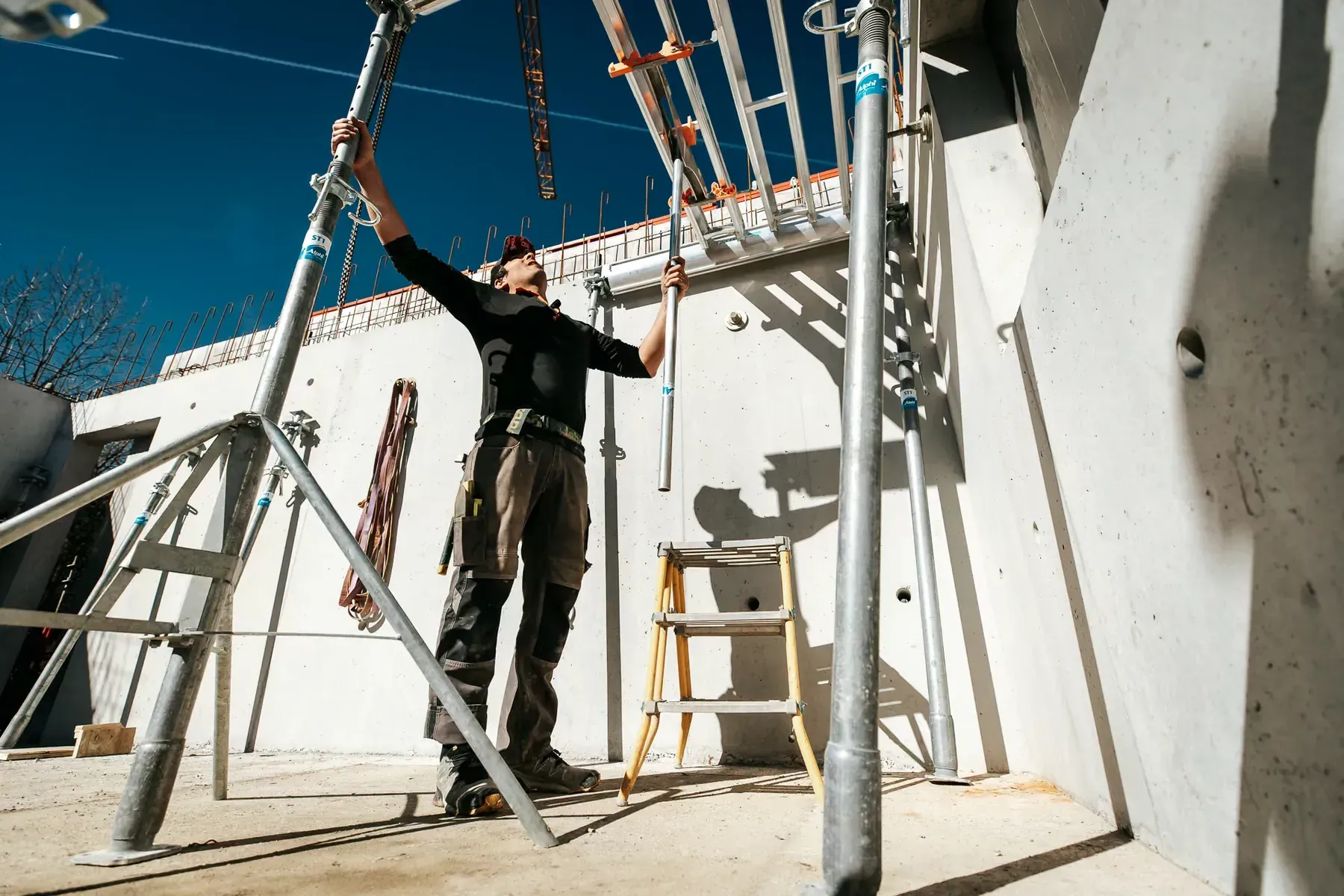 Maçon étayant un plancher lors d'un chantier pour un professionnel