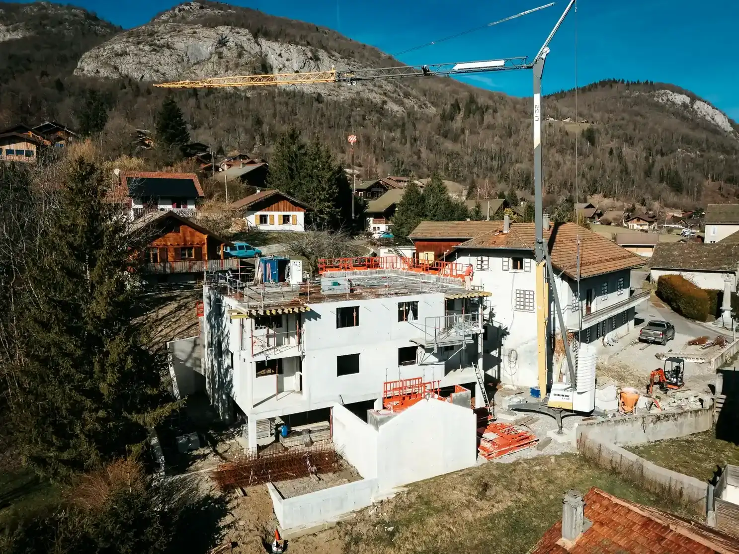 Immeuble en construction au cœur d'un village de Haute-Savoie