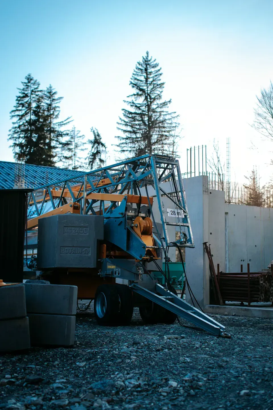 Grue de chantier devant un bâtiment en cours d'agrandissement
