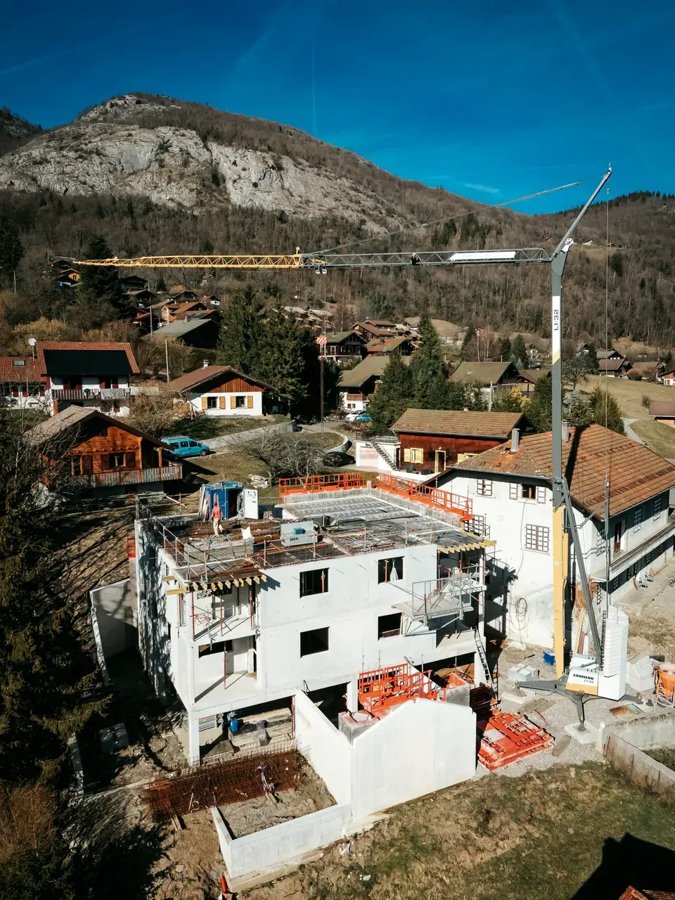 Vue aérienne d'un chantier de rénovation au cœur d'un village de montagne